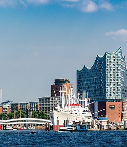 Hamburger Hafen mit Elbphilharmonie © dietwalther-fotolia.com
