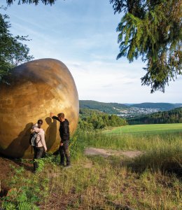 Pause am goldenen Ei © Klaus-Peter Kappest / Touristikverband Siegerland-Wittgenstein e.V.