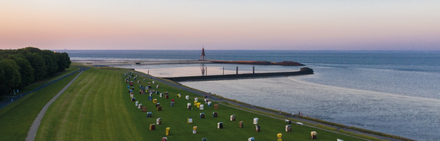 Strand von Cuxhaven mit Blick auf die Kugelbake